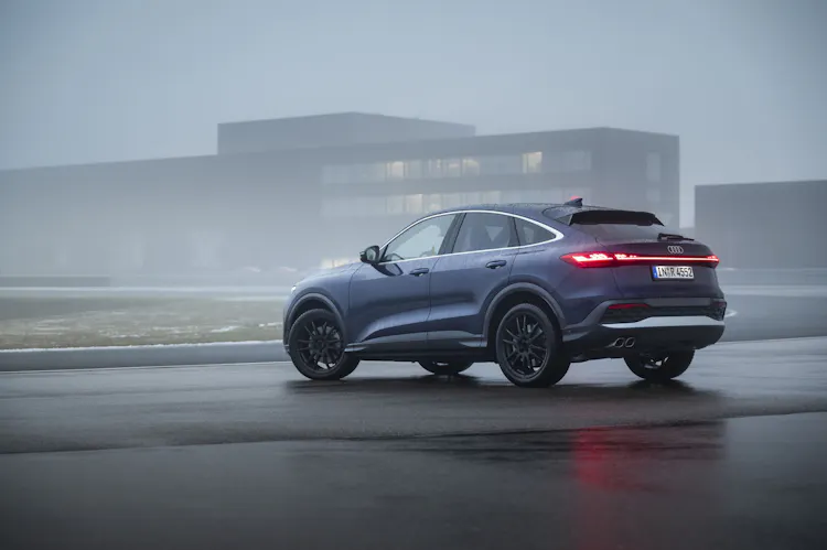 Blauer Audi Q5, wie er geparkt im Regen steht