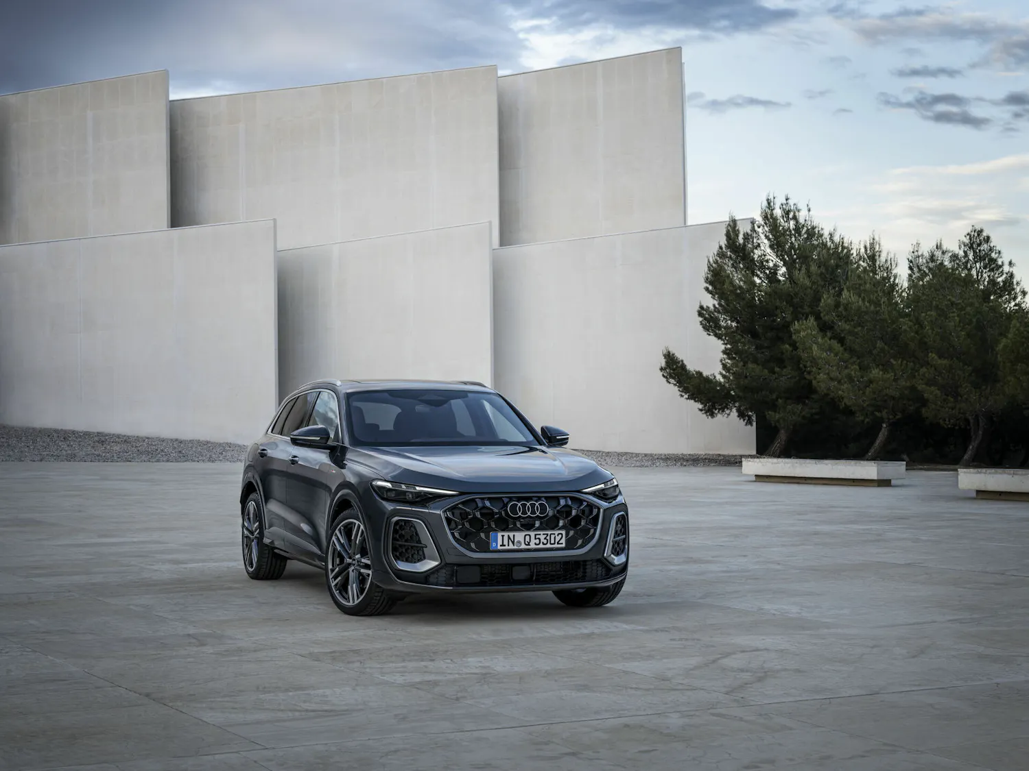 dunkelgrauer Audi Q5 SUV auf einem freien Gelände