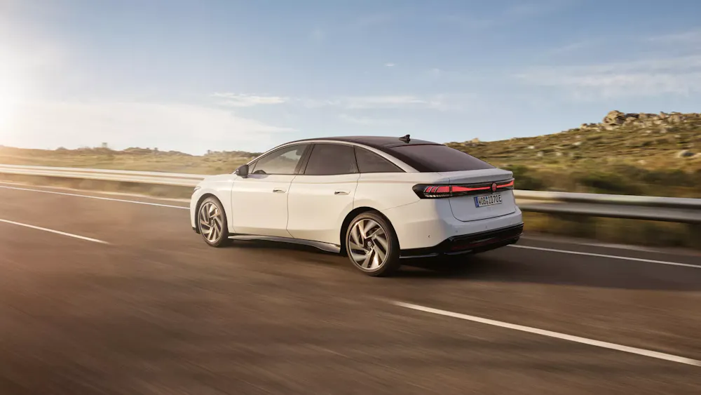 Nahaufnahme der Alufelge eines VW ID.7 in Schwarz-Silber