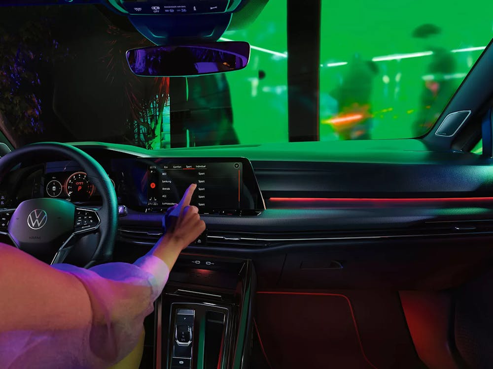 Alles stellt sich auf Sie ein mit der (Sonder-)Ausstattung des Golf GTI 's. Profetieren Sie von der 30-farbigen Ambientenbeleuchtung sowie Top-Sportsitze vorn.