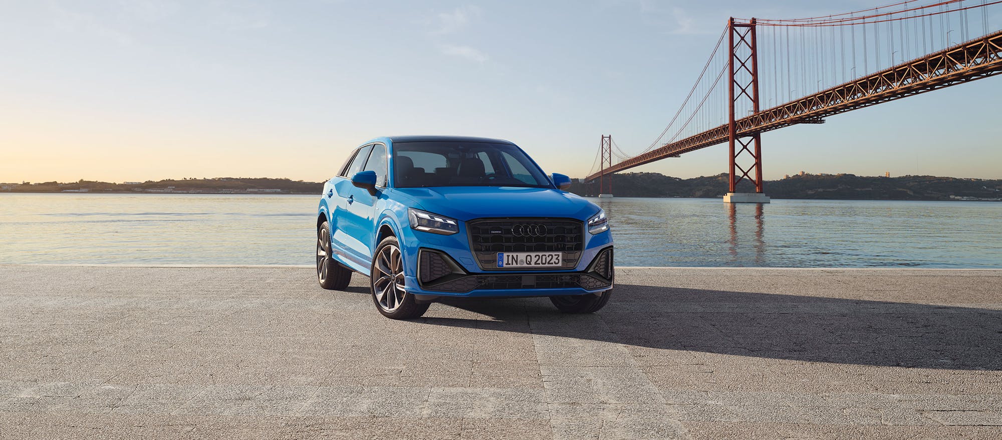 Audi Q2 vor Wasser und Brücke geparkt