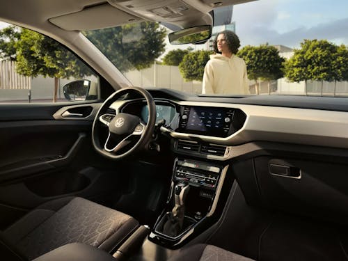 Blick auf das Armaturenbrett des VW T-Cross