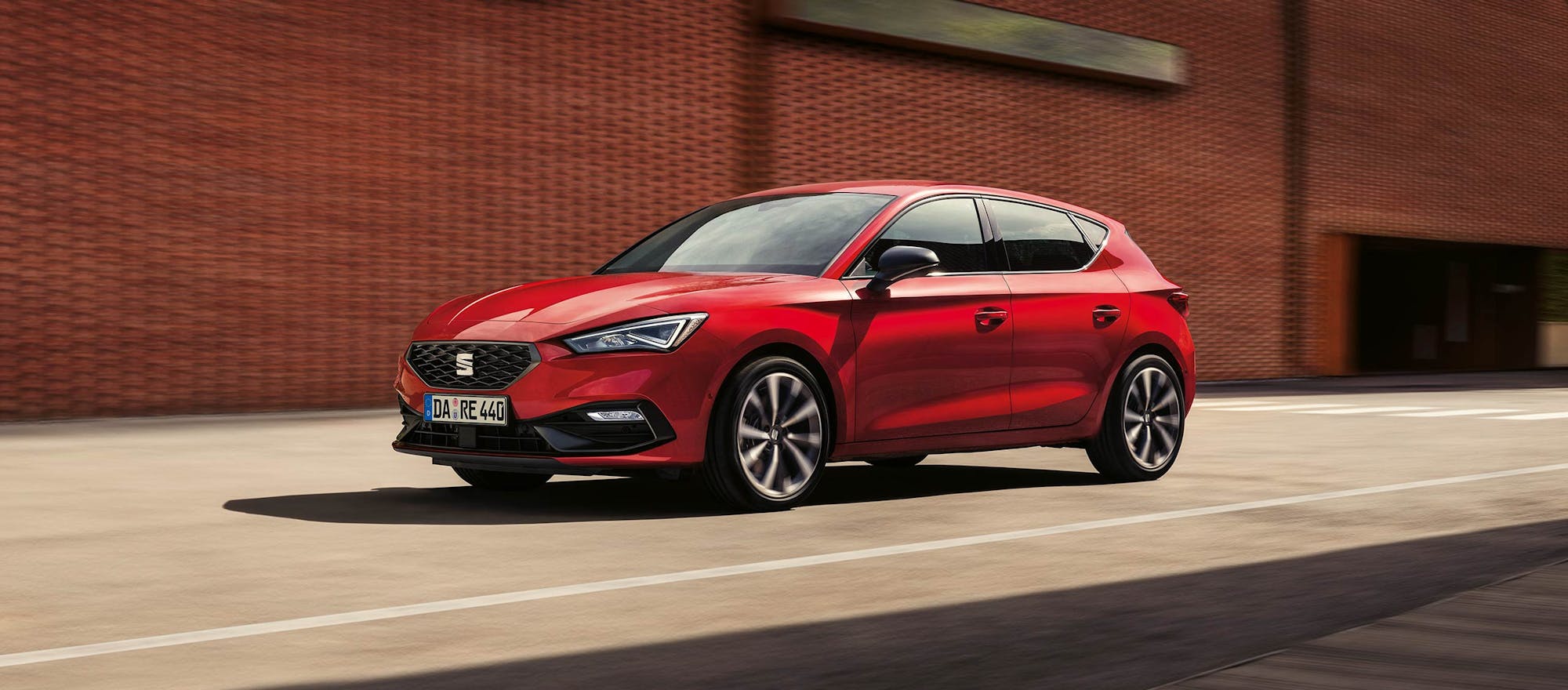 Roter SEAT Leon auf der Straße