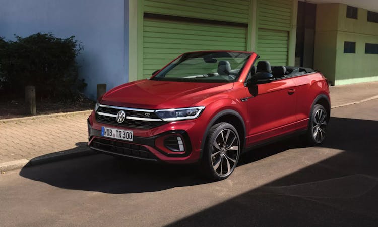 https://images.prismic.io/hoff-webpage/c3e304e7-1bc7-4bb8-a904-f95574724b6c_TC0936_TRoc-cabrio-blackedition-rot-exterior.webp?auto=format%2Ccompress&rect=0%2C144%2C1920%2C1152&w=1800&h=1080