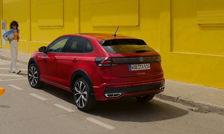 https://images.prismic.io/hoff-webpage/c4586470-aaff-4072-908d-78b047623617_TA0001-taigo-exterior-red-back-side-parking.jpeg?auto=compress,format&rect=0,264,1080,648&w=1920&h=1152