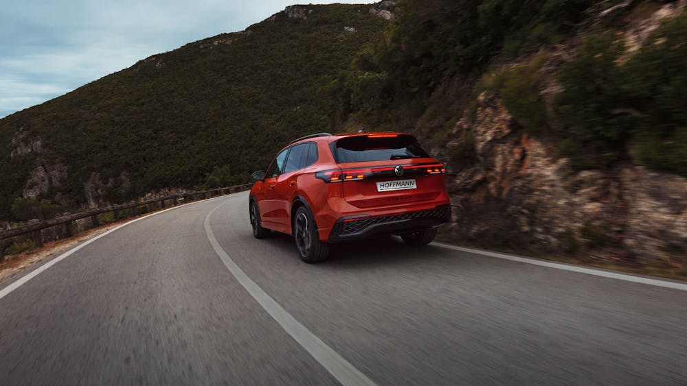 VW Tiguan auf der Landstraße