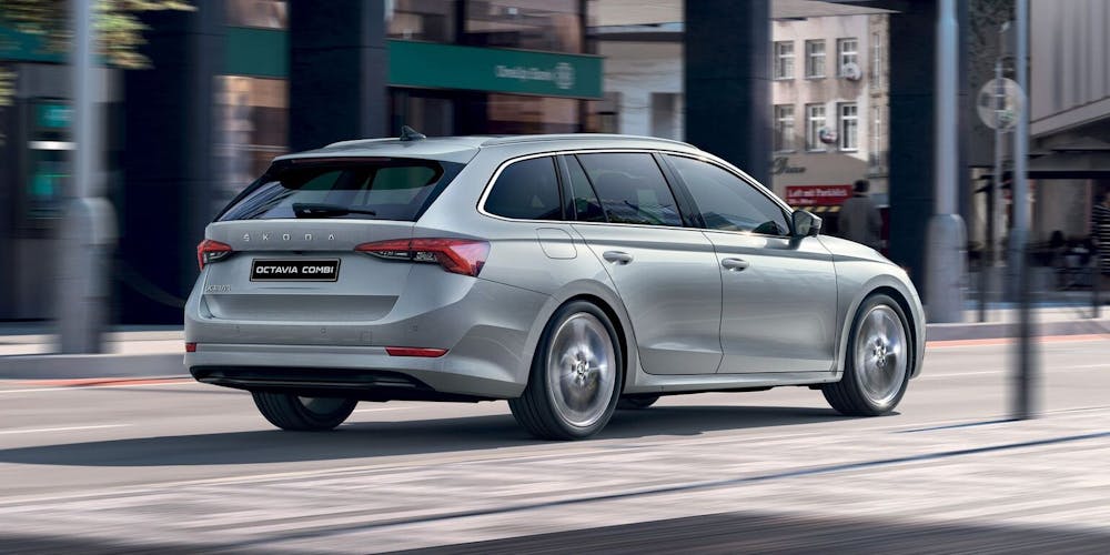 Interiur des Skoda Octavia mit Multifunktionslenkrad und Display