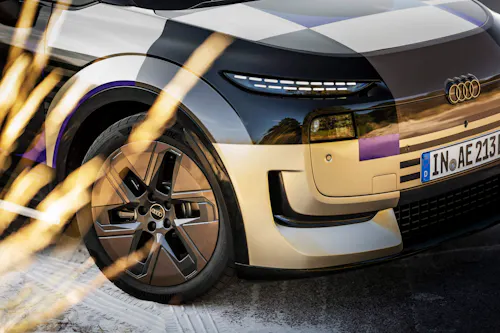 Audi A2 e-tron mit Designfolierung, Detailansicht Vorderrad und Frontpartie mit LED-Tagfahrlicht