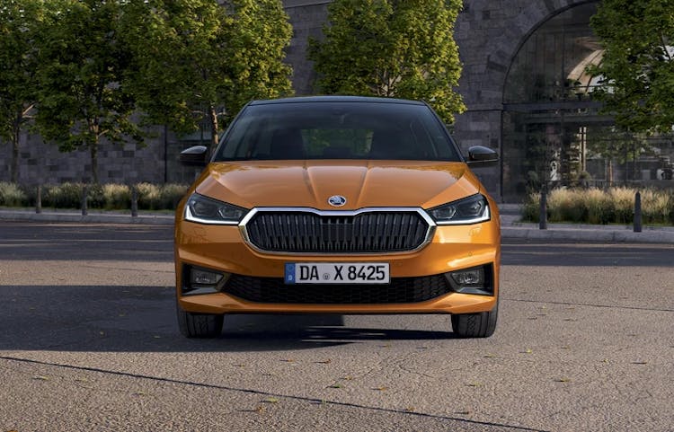 Frontansicht eines orangefarbenen Skoda