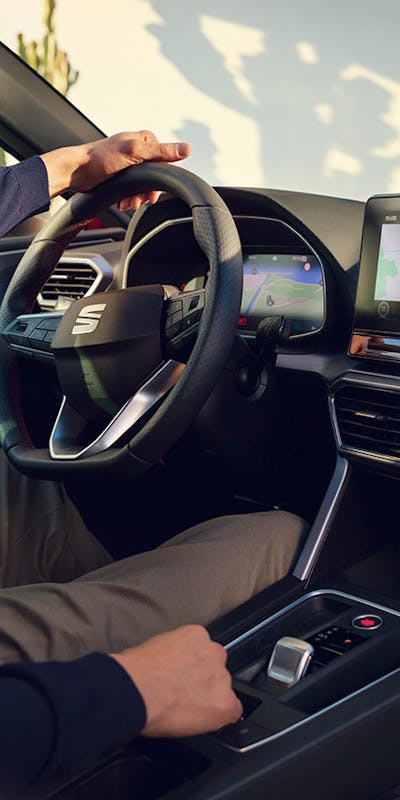 Lenkrad und Cockpit des SEAT Leon während der Fahrt