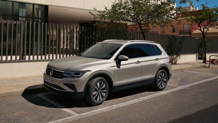 https://images.prismic.io/hoff-webpage/ee2b2b8e-57da-4a8a-bc1a-dee400d4f490_TN2346-tiguan-move-exterior.webp?auto=compress,format