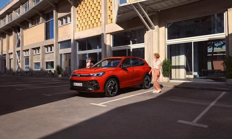https://images.prismic.io/hoff-webpage/f42d8ce6-77ad-4cab-8500-3bb30cf4f4c0_bild-tiguan-frontperspektive-autohaus-hoffmann-1.jpg?auto=format%2Ccompress&rect=60%2C0%2C1800%2C1080&w=1800&h=1080