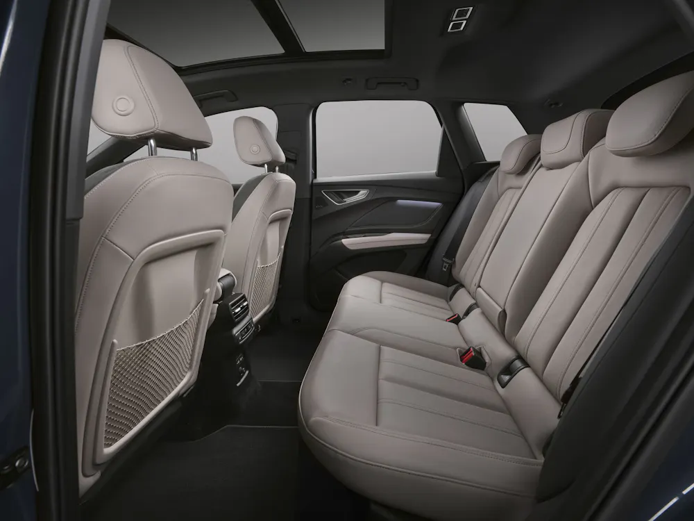 Audi Q4 e-tron – Rücksitzbank in Beige mit viel Beinfreiheit und Panoramaglasdach