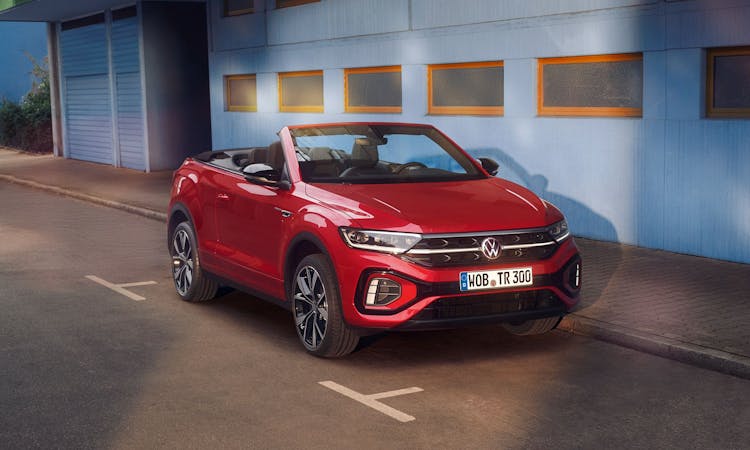 https://images.prismic.io/hoff-webpage/fe02acad-a93d-4b8e-8690-065cf4bd4573_TC0914-t-roc-cabrio-exterior-red-3-4-front.jpeg?auto=compress,format