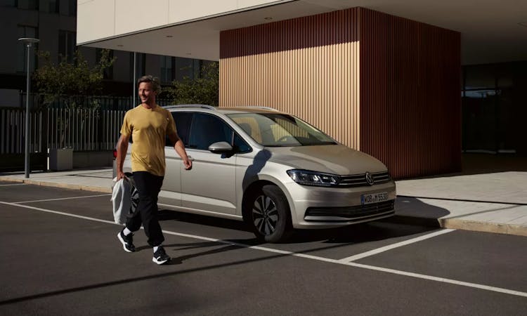 Mann vor VW Touran