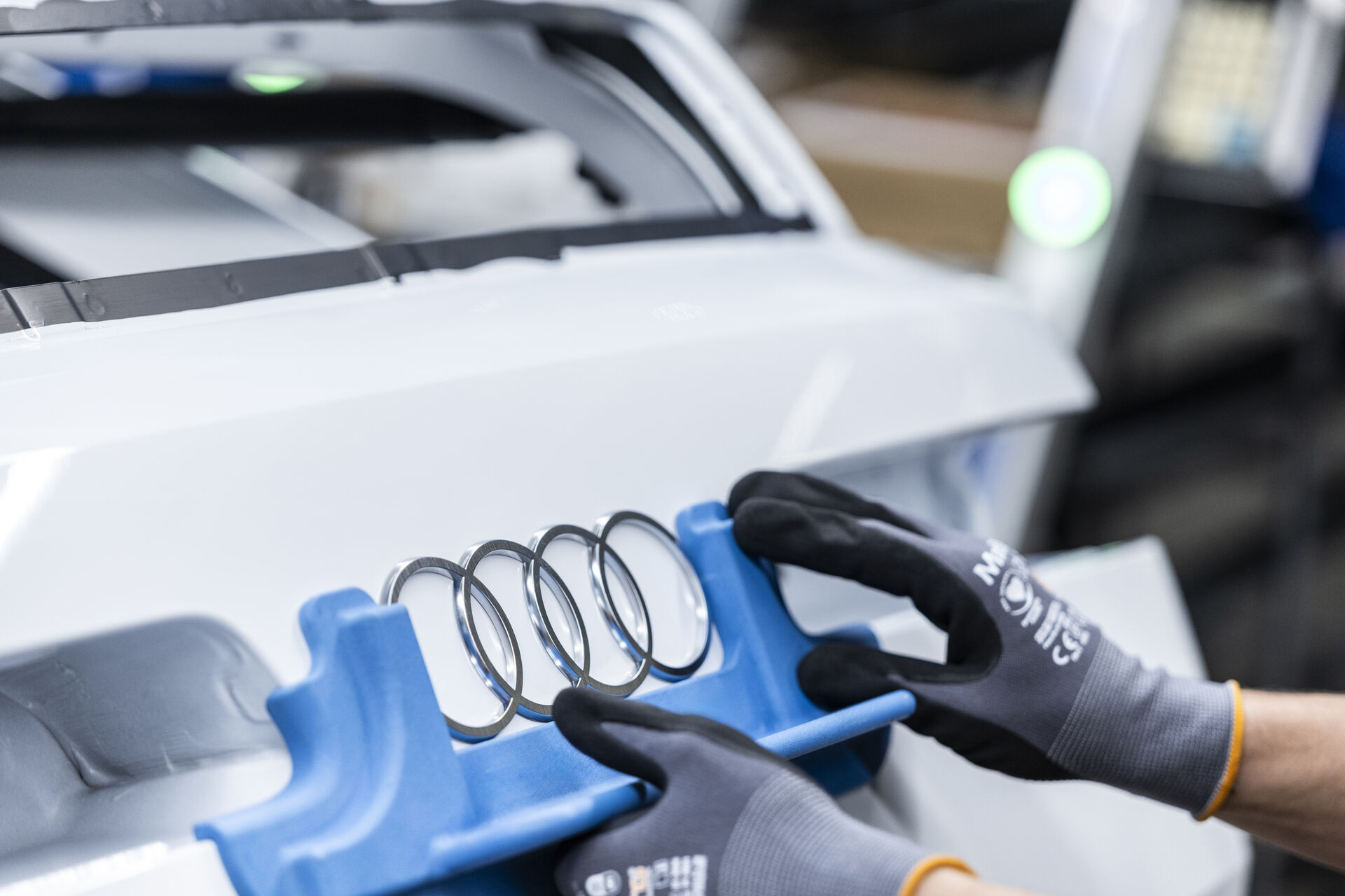 Montage der Audi Ringe am Audi A2 e-tron in der Produktion in Ingolstadt
