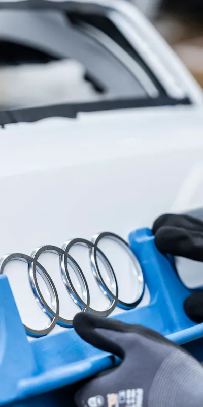 Montage der Audi Ringe am Audi A2 e-tron in der Produktion in Ingolstadt