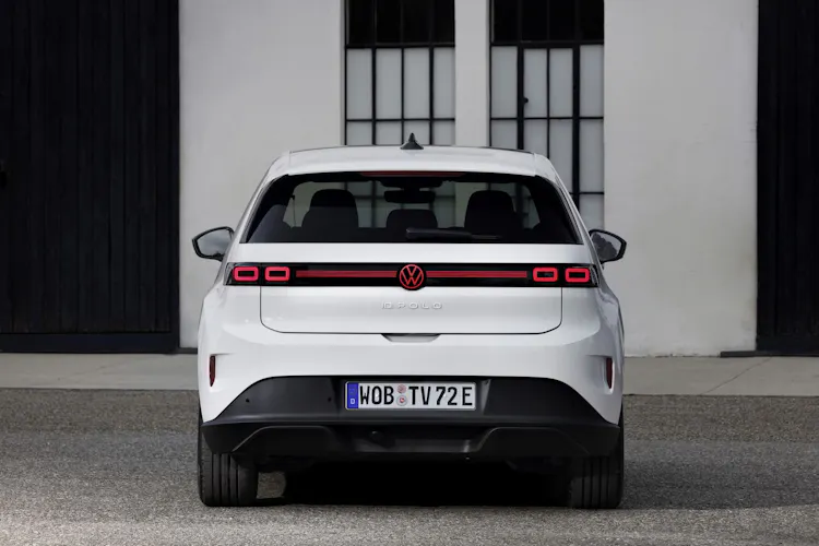 VW ID. Polo in Weiß, Heckansicht mit durchgehendem LED-Rückleuchtenband vor historischem Gebäude