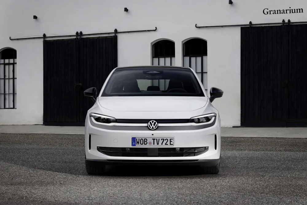 VW ID. Polo in Weiß, Dreiviertelansicht vorne vor historischem Gebäude mit schwarzen Fensterrahmen