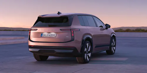 Škoda Peaq 90x in Rosewood Beige Metallic, Heckansicht mit durchgehendem LED-Rückleuchtenband