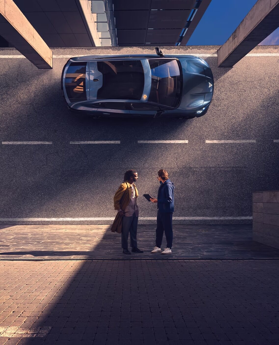 Zwei Menschen stehen neben einem CUPRA Tavascan