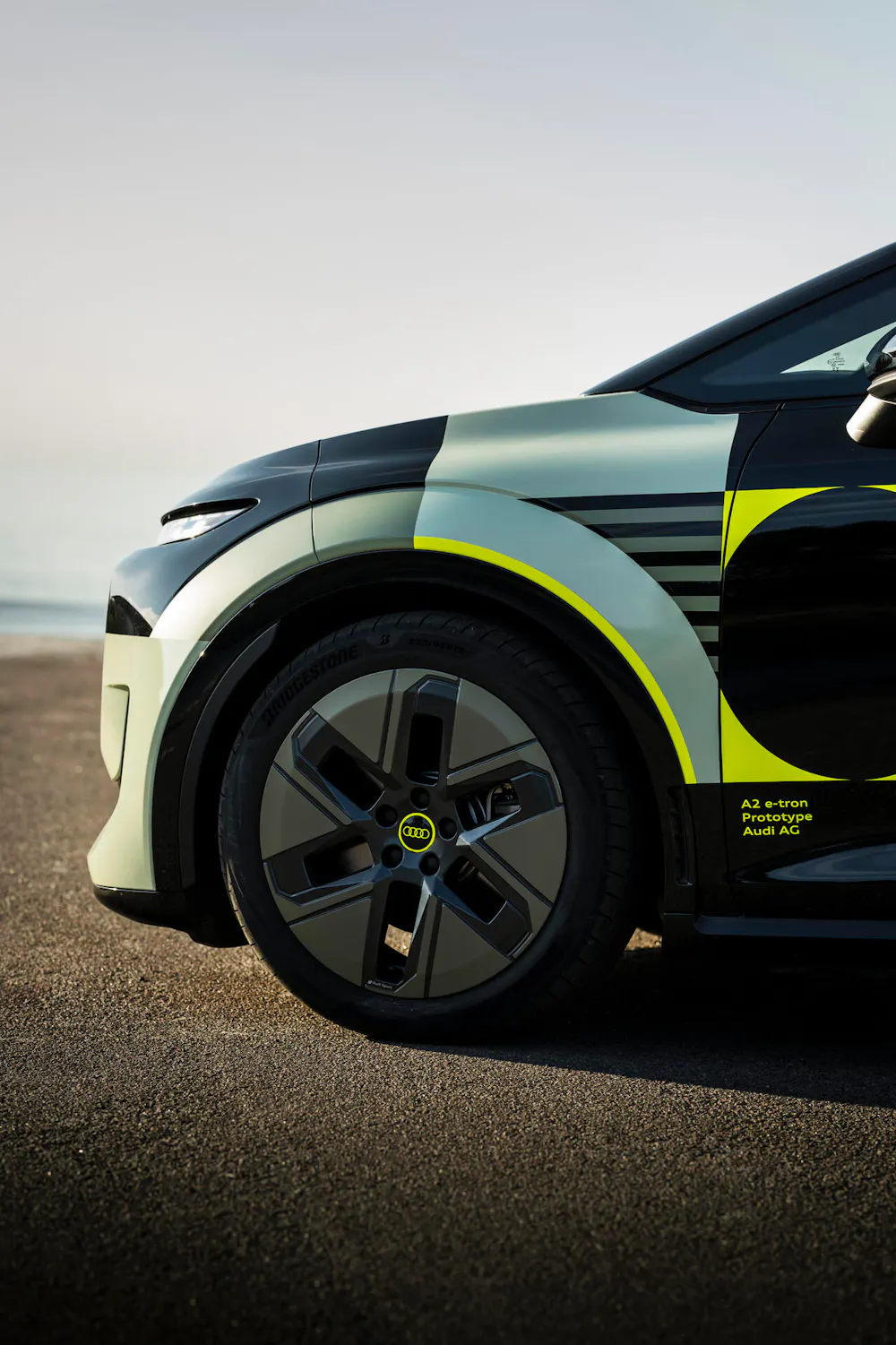 Audi A2 e-tron mit Designfolierung bei Tunnelfahrt, Heckansicht mit durchgehendem LED-Leuchtenband