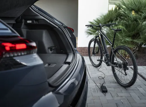 Audi Q4 e-tron – Vehicle-to-Load-Funktion versorgt E-Bike mit Strom aus dem Kofferraum