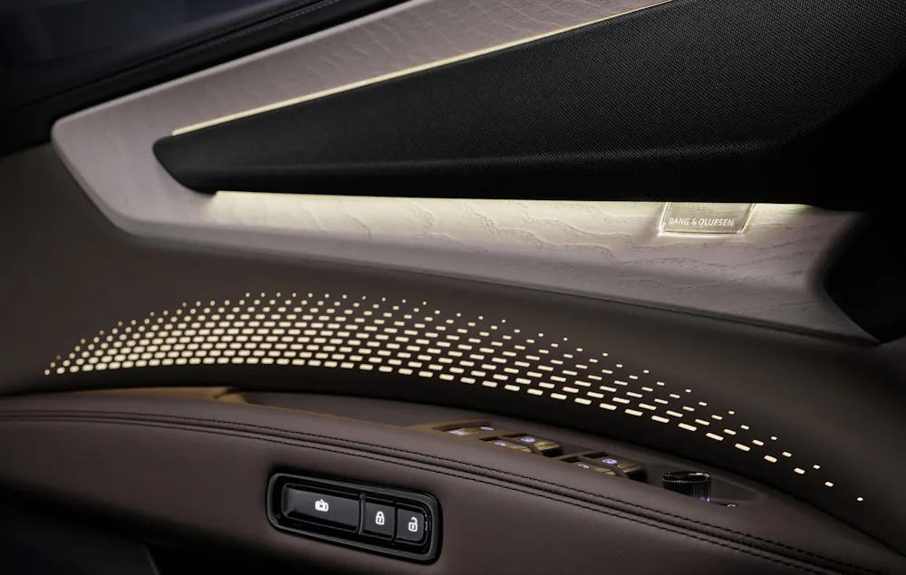 Audi Q9 Detailansicht der Türverkleidung mit Ambientebeleuchtung und Bang & Olufsen Soundsystem