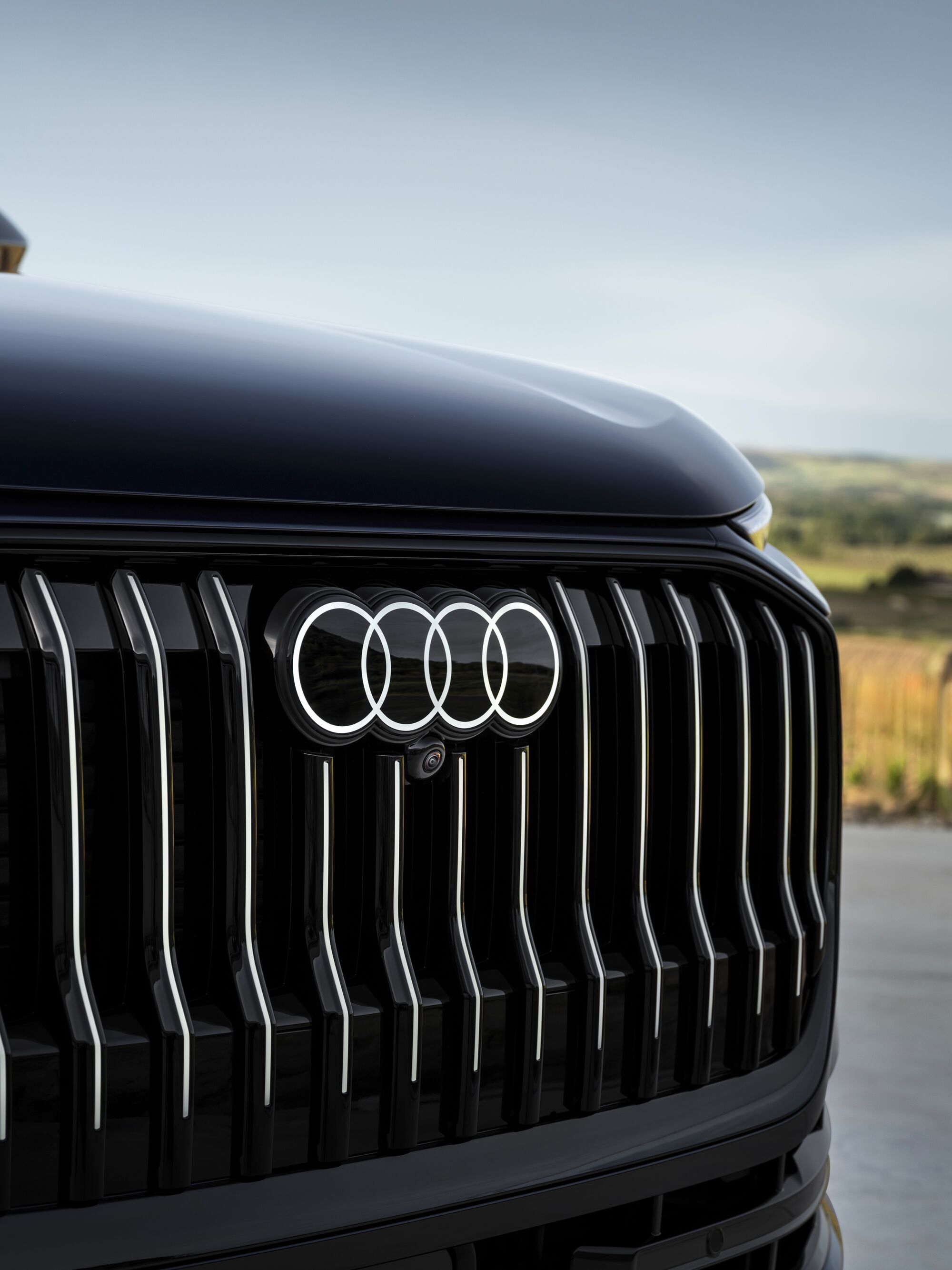 Audi Q9 Nahaufnahme des markanten Singleframe-Kühlergrills mit Audi-Logo