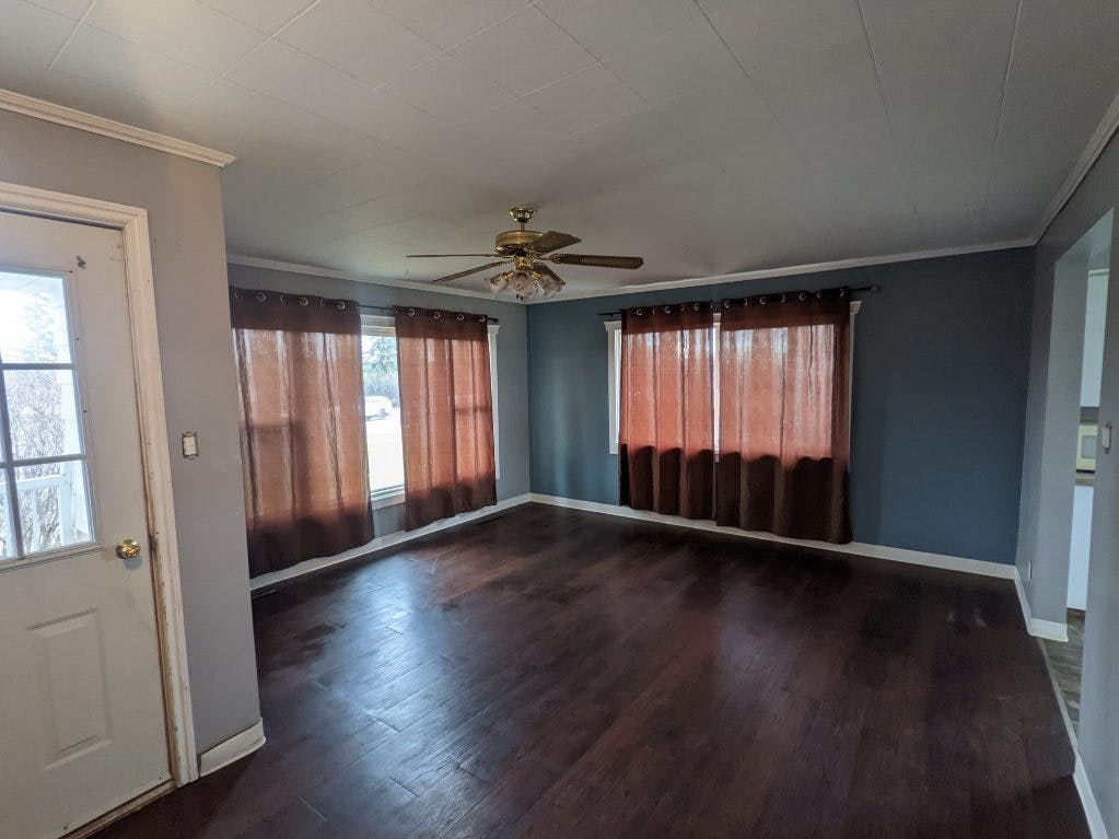 Bare, dark living room in realtor listing