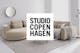 Ecksofa Buckley der Exklusivmarke Studio Copenhagen im modernen dänischen Design mit organischer Linienführung, beigem Samtbezug und Komfortpolsterung, auch in separaten Modulen erhältlich.