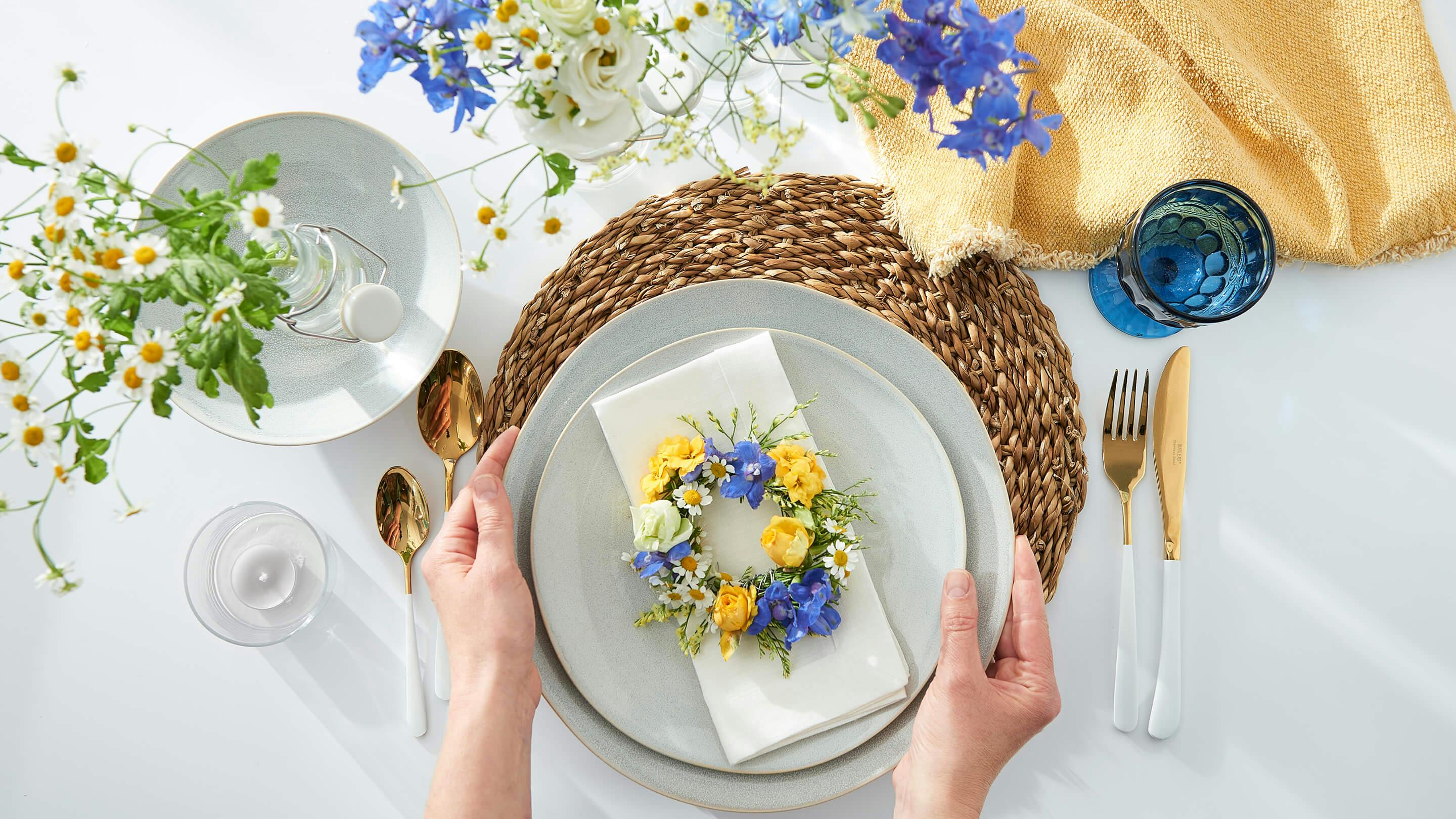 Gedeck mit Blumen (Marke von Geschirr und Tischwäsche: Butlers).