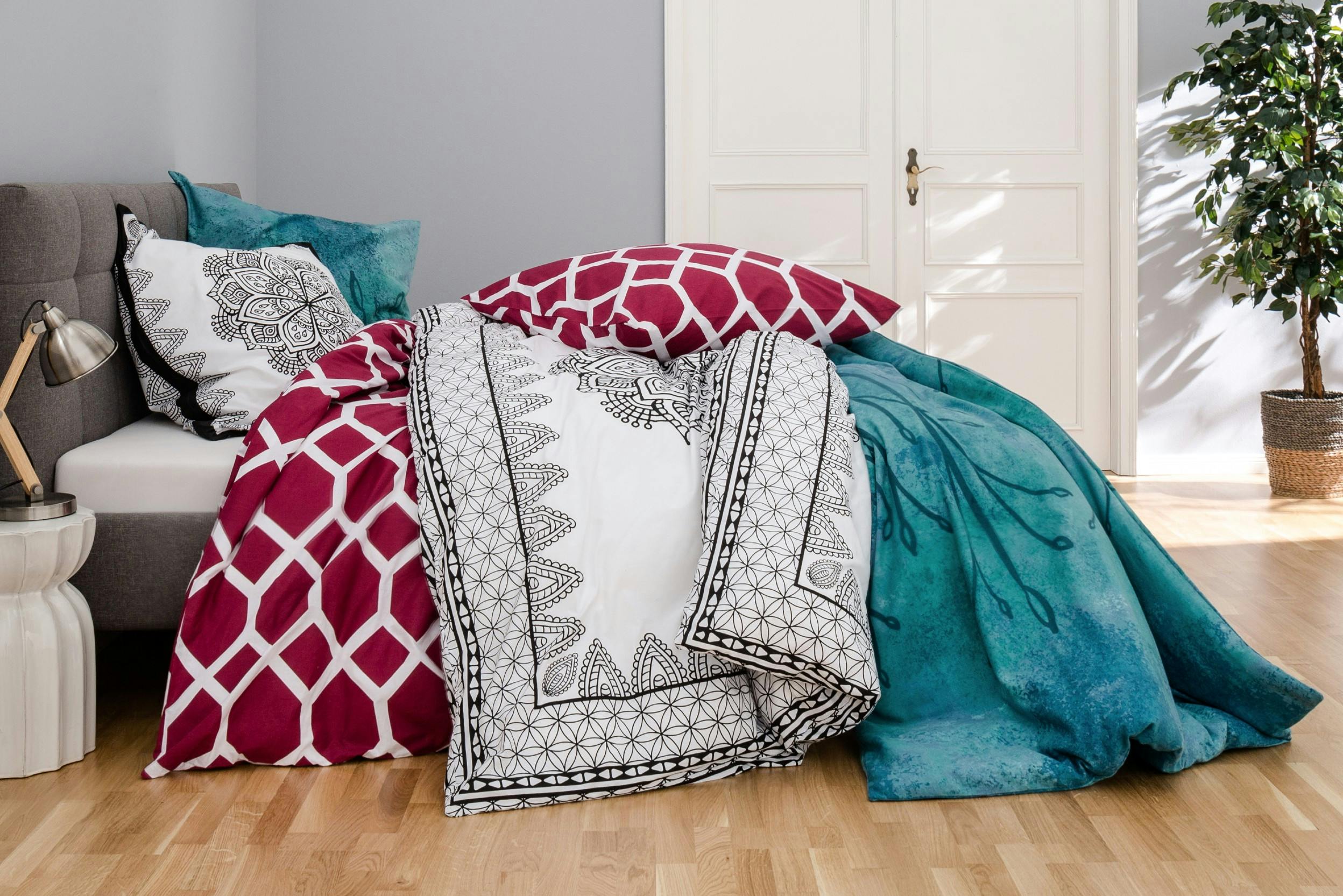 Bed met meerdere dekens