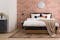 Moderne slaapkamer met meubels van rustiek hout
