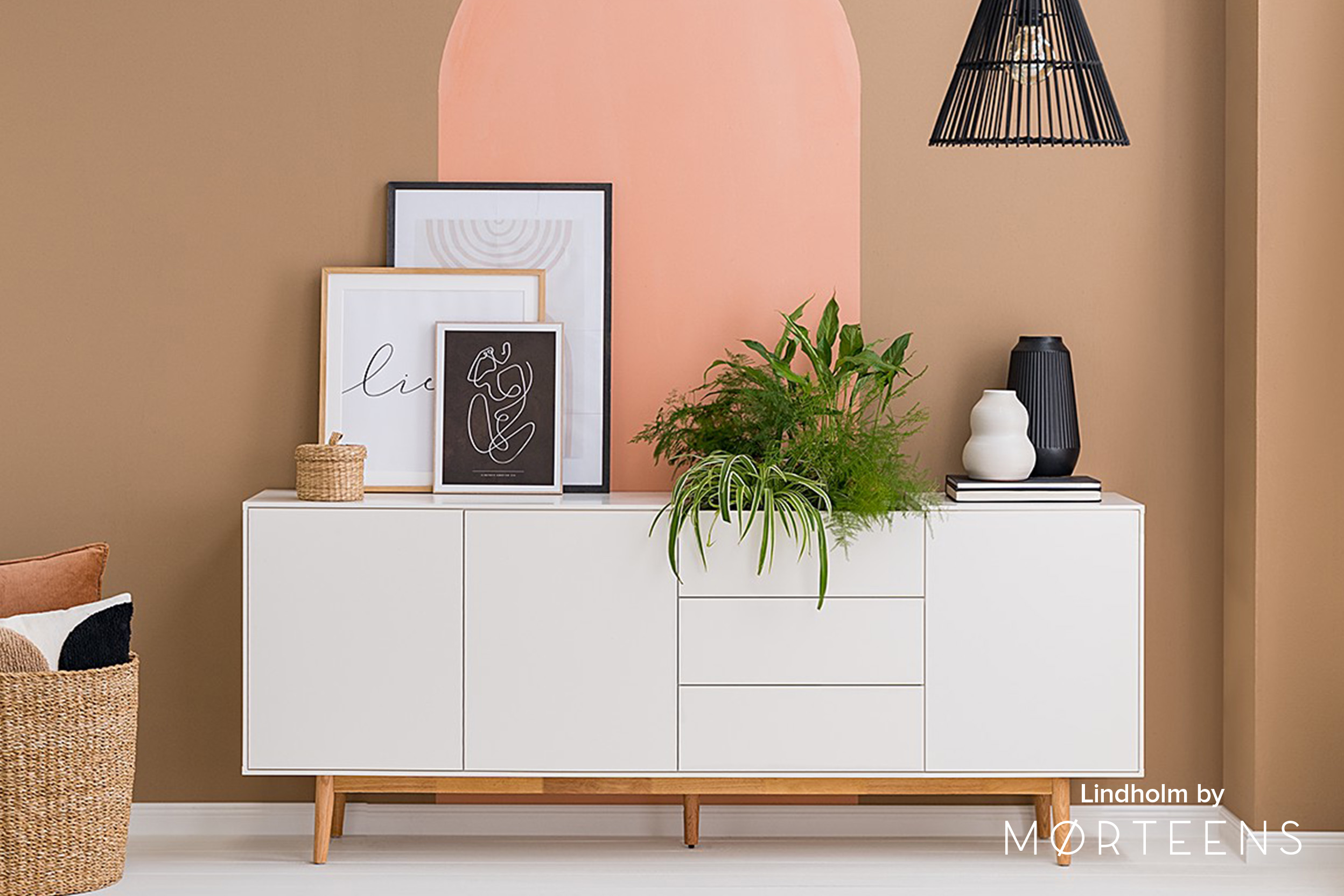 Lindholm-Sideboard der home24 Exklusivmarke Mørteens mit weißen Fronten und hellem Holz.