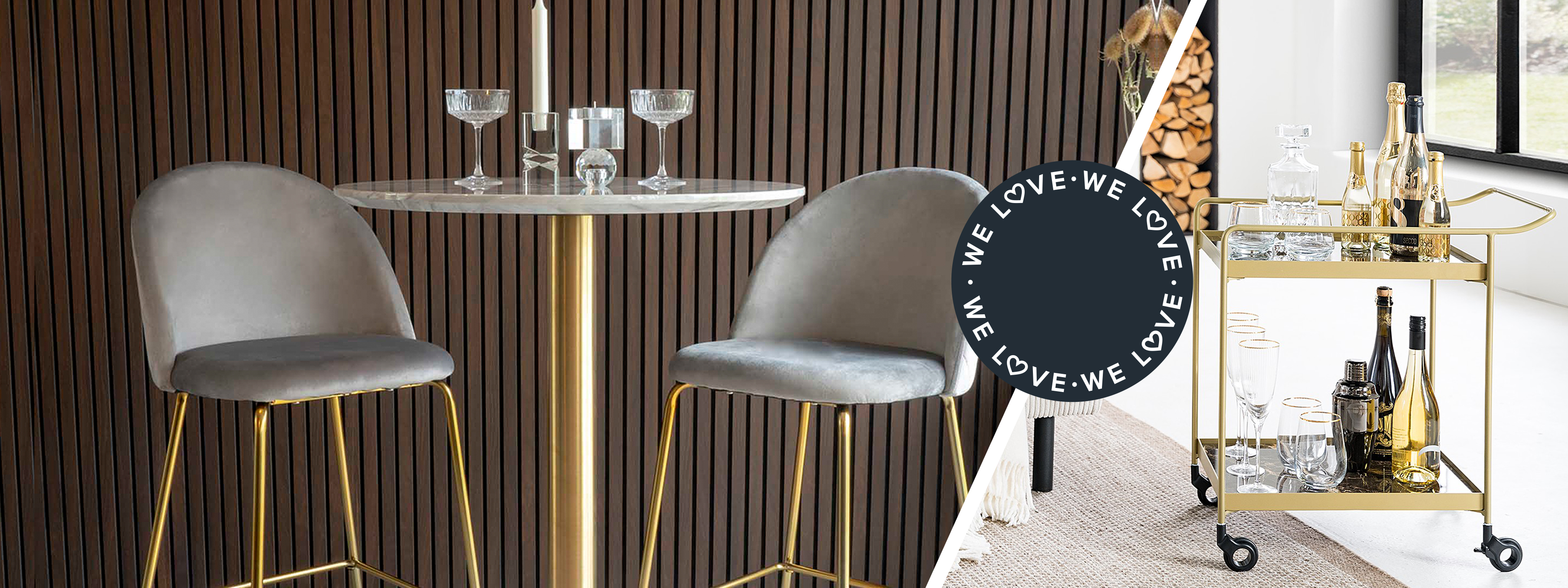 Bartisch mit weißer Marmorplatte und goldenem Tischbein, auf dem Champagnergläser und Kerzenständer stehen, sowie gepolsterte Barstühle aus hellgrauem Samt mit Goldbeinen; daneben ein goldener Servierwagen mit Spiritousen und Gläsern.