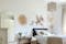 Schlafzimmer im minimalistischen Bohemian-Style mit dimmbarer Pendelleuchte, weichen Textilien und Grünpflanzen