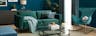 Salon dans les tons verts et bleus avec canapé et rocking chair en velours et table basse en verre