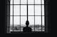 Frauensilhouette am Fenster stehend