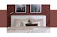 Schlafzimmer mit schokobrauner Wandfarbe und beigem Teppich, auf dem ein weißes Polsterbett mit cremefarbener Bettwäsche und schokobraunem Samtkissen steht
