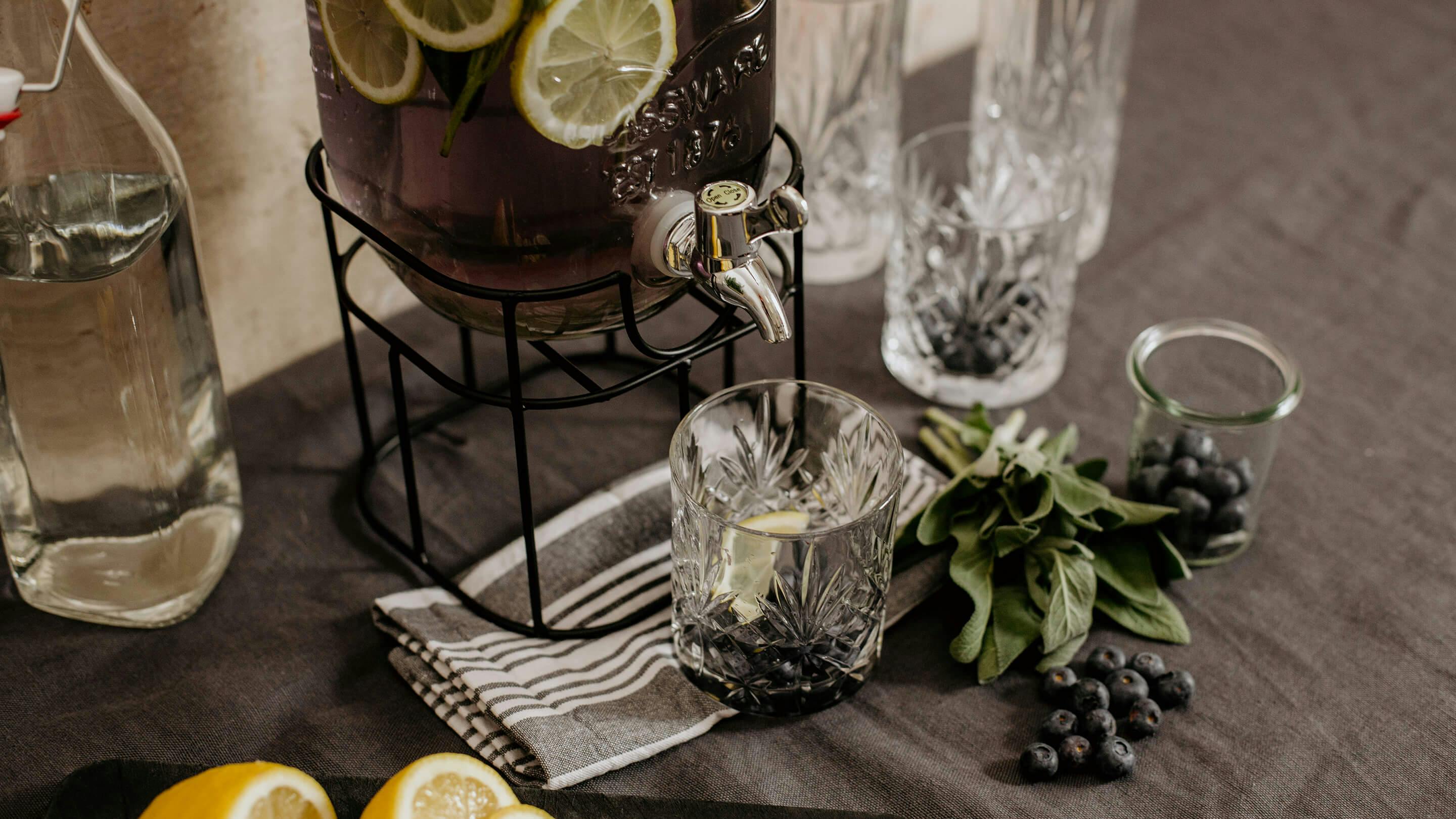 Gin-Tonic-Trendgetränk (Marke der Gläser und Getränkespender: Butlers).