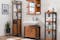 Bad mit Unterschrank, Wandregalen und Wandschrank in Metallgestell und Holzfronten sowie Grünpflanzen