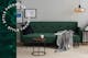 Samtsofa in der Trendfarbe Smaragdgrün in einem natürlich und wohnlich eingerichteten Wohnzimmer mit Couchtischen aus Holz, einer Glasleuchte, einer gemütlichen Kuscheldecke, dazu ein hellbeiger Teppich; daneben ein Farbdetail im grünen Edelsteinton Emerald.