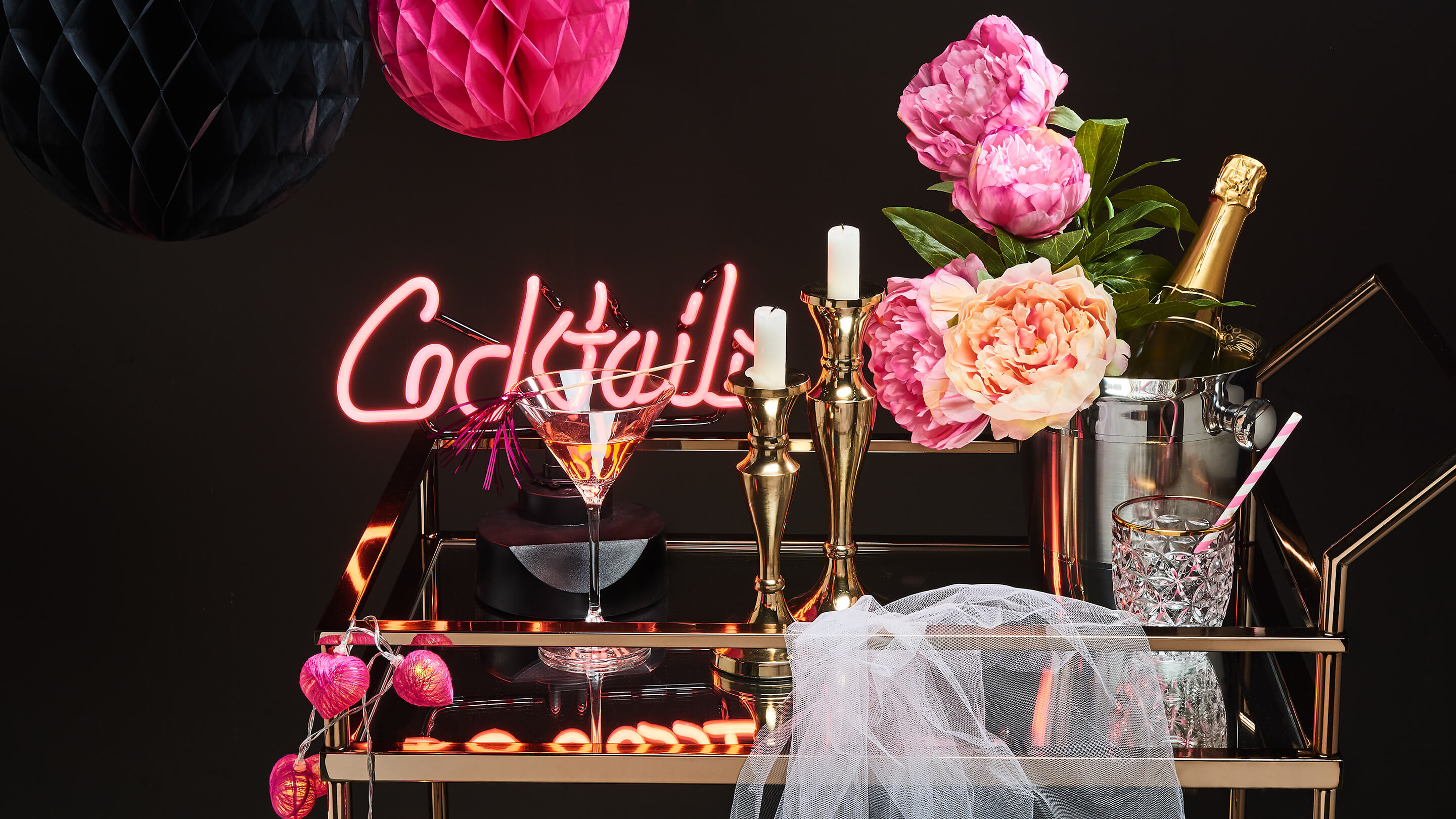 Serviertisch mit Zubehör zum Cocktail-Mixen