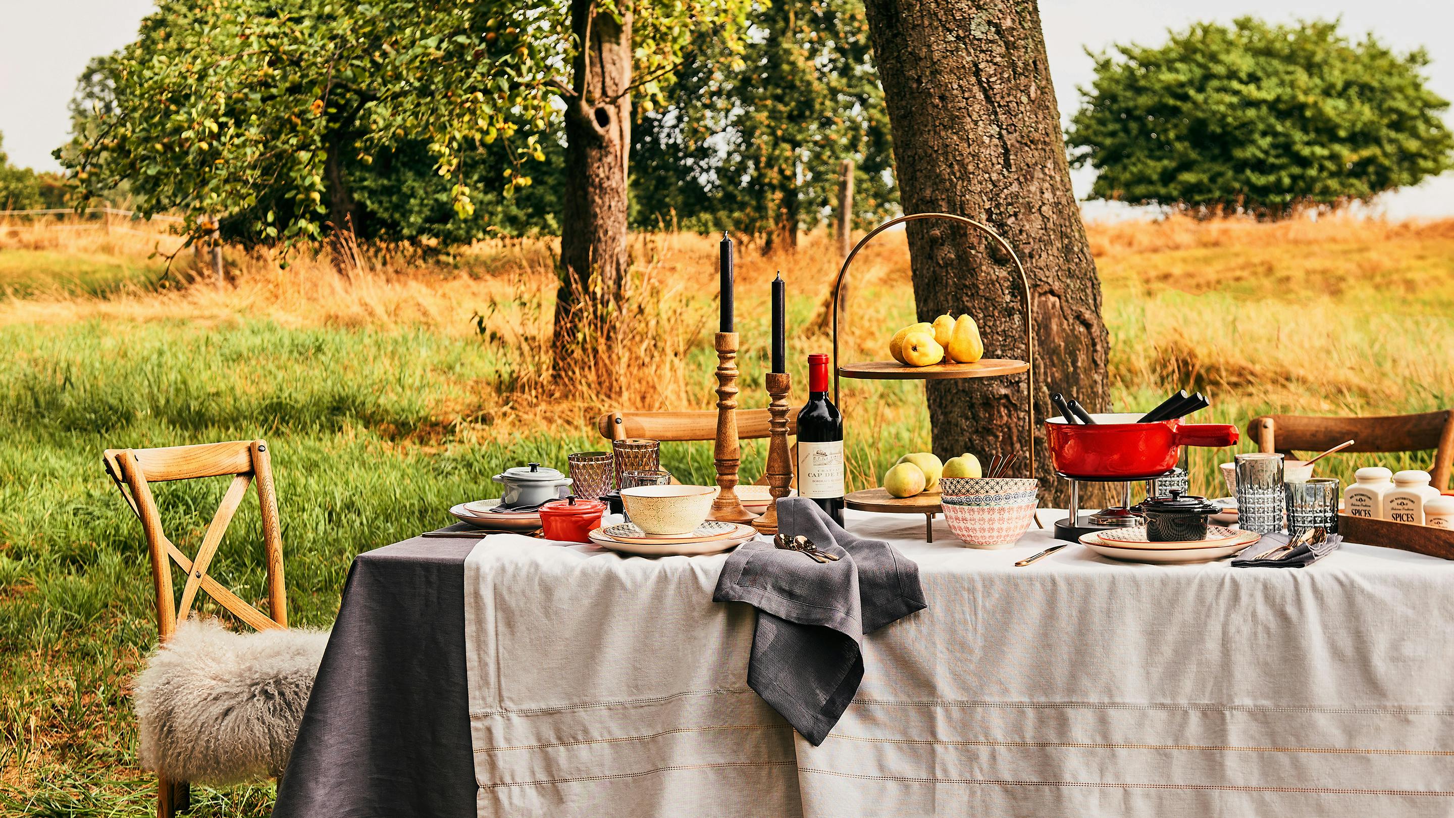 Herbstlich gedeckter Tisch draußen (Marke der Textilien und Deko-Objekte: Butlers).