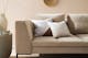 Sandfarbenes Sofa in Wohnzimmer eingerichtet in natürlichen Farbtönen