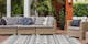 Terrasse mit Loungemöbeln, kuscheligen Textilien und wetterfesten Outdoor-Teppichen