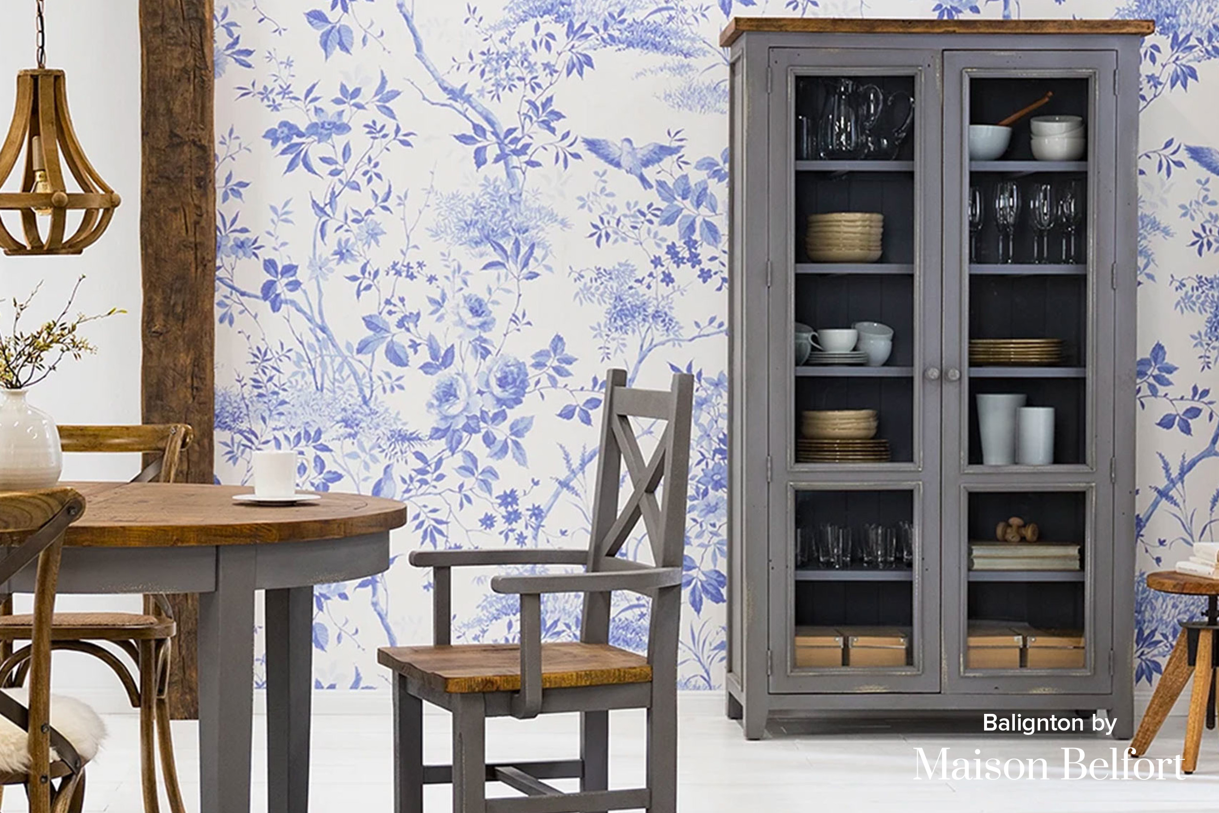 Essbereich im Landhausstil mit grauen Holzmöbeln und einer geblümten, blauen Fototapete