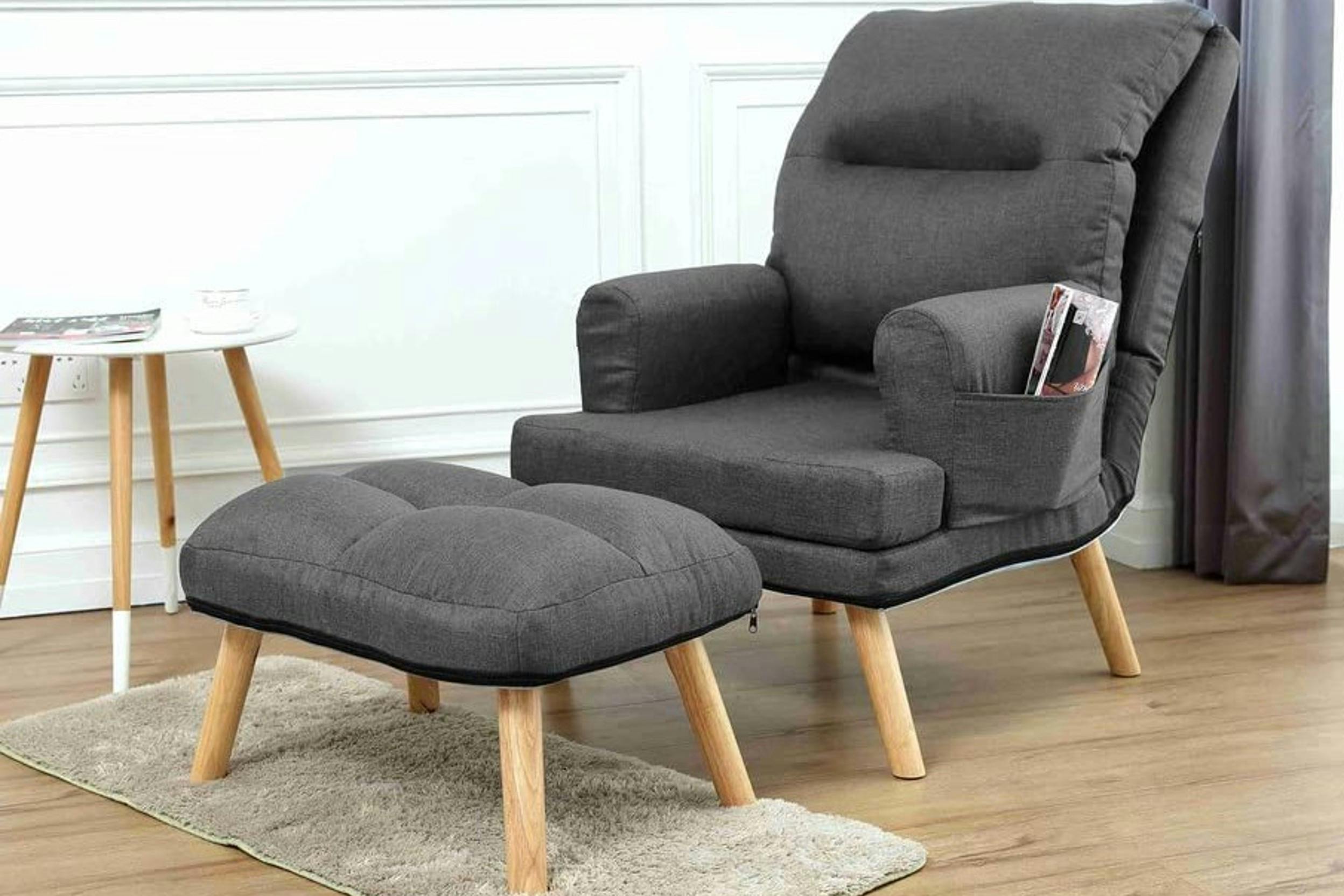 Bequemer grauer Sessel mit verstellbarer Rückenlehne und passendem Fußhocker