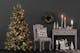 Tannenbaum, Weihnachten-Deko, Kerzen, Geschenken und Sessel